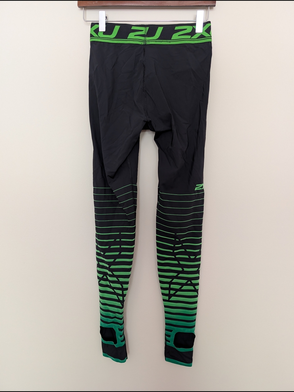 2XU Black Leggings with Green Gradient Stripe Detail - Picture 2 of 3